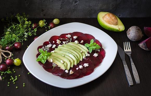 Carpaccio z buraka z awokado i serem feta