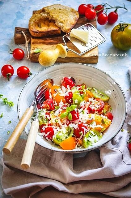Sałatka z pomidorów z parmezanem