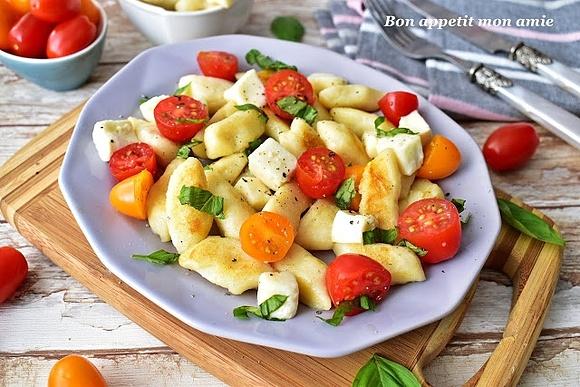 Kopytkowe caprese - obiad w stylu polsko-włoskim