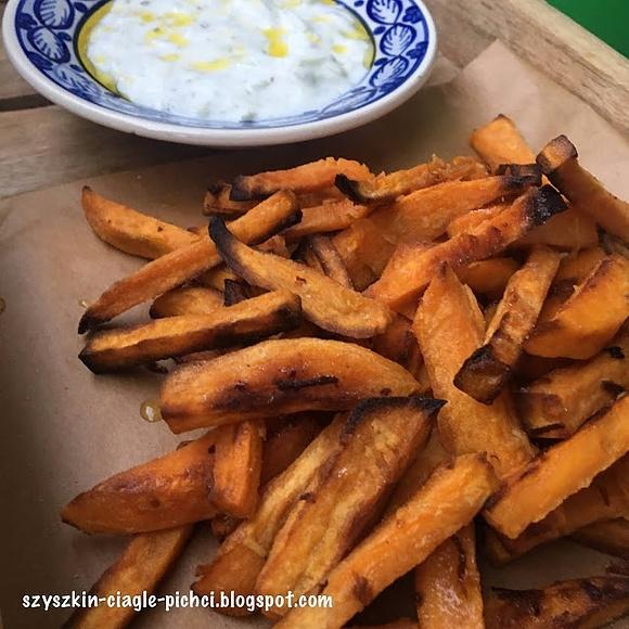 Frytki z batatów z sosem tzatziki