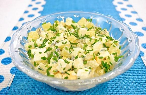 Sałatka z ananasem, jajkiem i serem feta