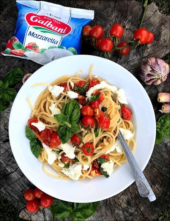 Spaghetti z pomidorkami koktajlowymi i mozzarellą