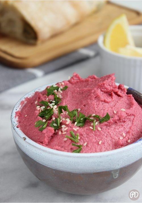 Hummus z burakiem - różowa pasta na kanapki