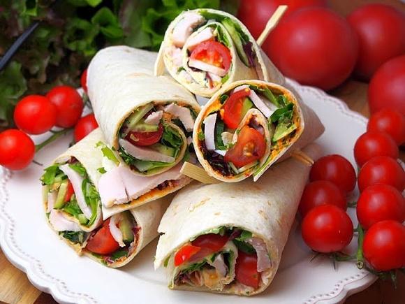 Tortilla z hummusem i wędzonym kurczakiem