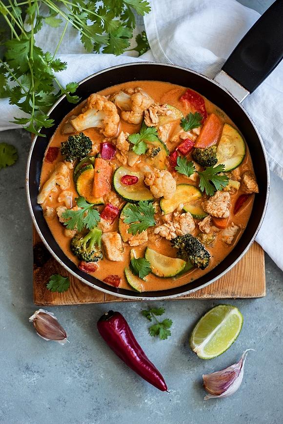 Czerwone curry z warzywami i kurczakiem