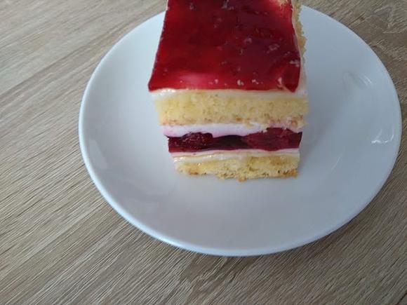 Przekładane ciasto z wiśniami