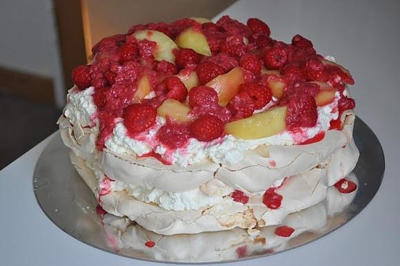 Tort bezowy z brzoskwiniami i malinami