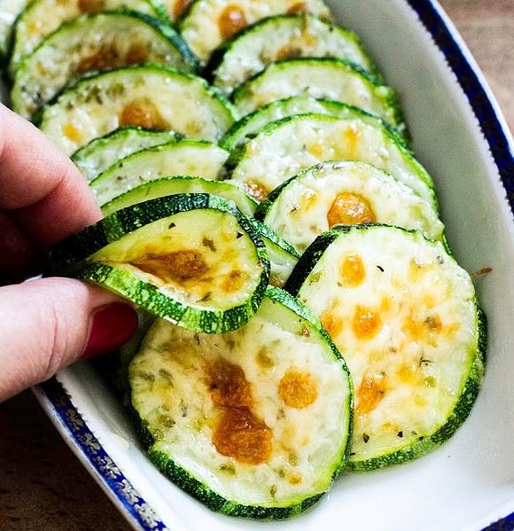 Cukinia z oregano i cheddar pieczona w piekarniku