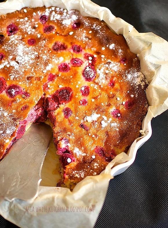 Tarta z kremem waniliowym, wiśniami i truskawkami