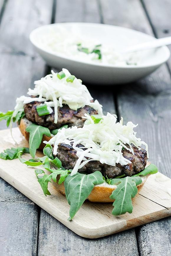 Proste hamburgery z coleslaw