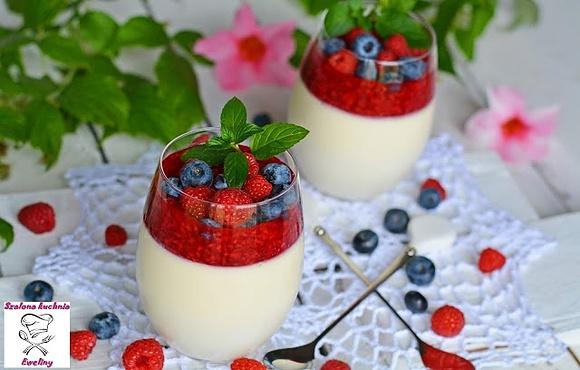 Waniliowa panna cotta z musem ze świeżych malin