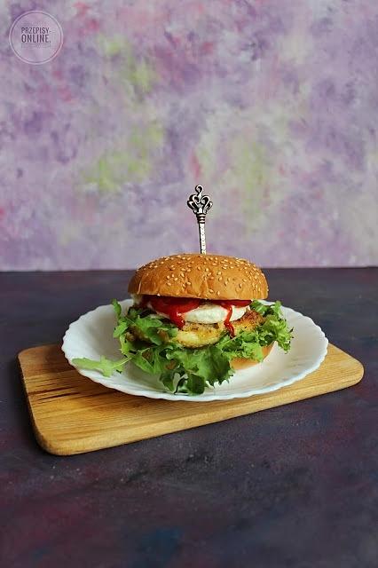 Burger z mozzarellą i kotletem mięsnym w kabaczku