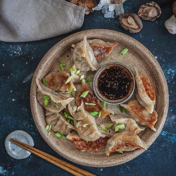 Wegetariańskie pierożki gyōza z warzywami