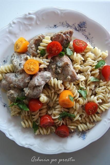 Indyk w sosie z gorgonzoli z makaronem