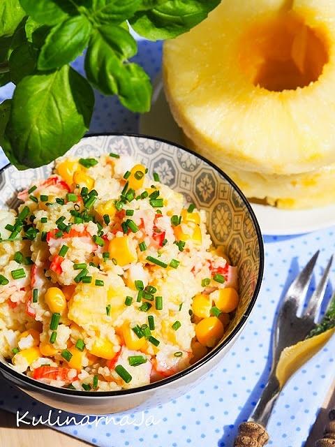 Sałatka z kuskusu surimi i ananasa