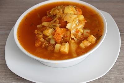 Zupa z białej kapusty z ajvarem i chili