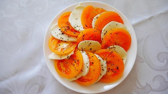 Caprese – pomidory z mozzarellą i bazylią