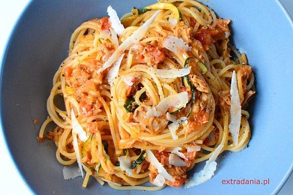Spaghetti z tuńczykiem, pomidorami i cukinią