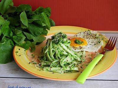 Udon z pesto z rzodkiewki i jajem sadzonym