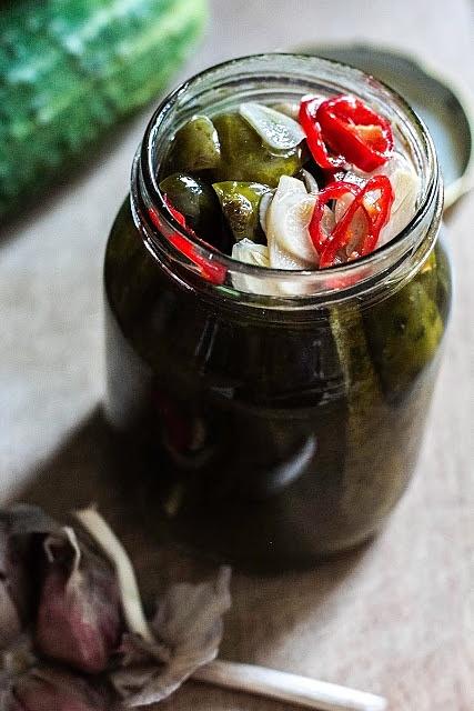 Ogórki z chilli i czosnkiem w słoiku