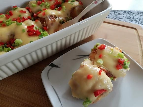 Ziemniaki posypane papryką i szczypiorkiem w sosie bolognese