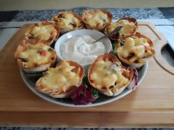 Tortilla w muffinkach z kurczakiem i sosem czosnkowym