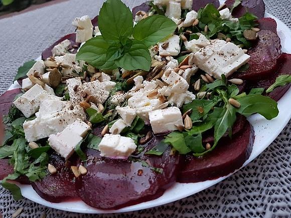 Carpaccio z buraka i sera feta z rukolą