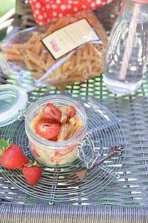 Makaron z owocami i mascarpone w słoiku