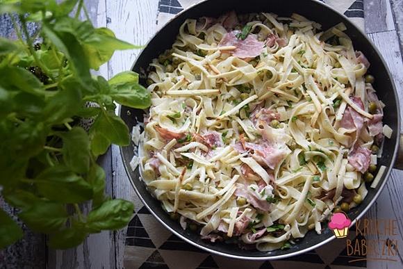 Makaron z szynką parmeńską groszkiem i oscypkiem
