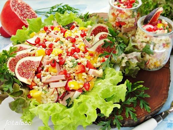 Sałatka z kaszą bulgur i karczkiem