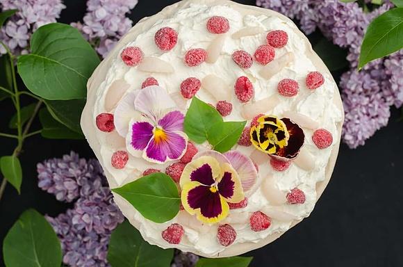 Wegańska Pavlova z lekkim kremem i sezonowymi owocami