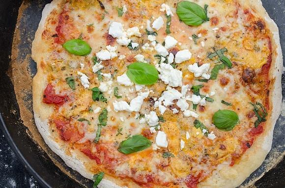 Pizza serowa z ziołami