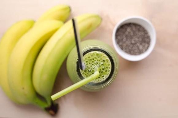 Smoothie z jarmużem, bananami i imbirem
