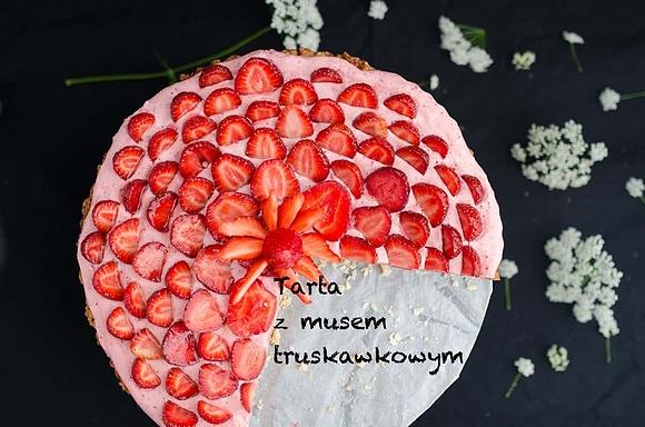 Tarta z musem truskawkowym na kruchym cieście