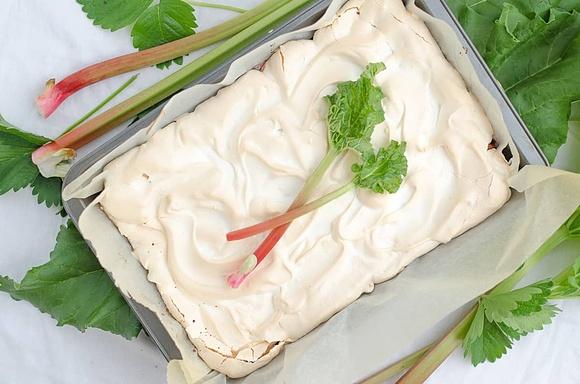 Ciasto z bezą i owocami sezonnymi