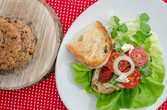 Burger z fasoli i kaszy jaglanej