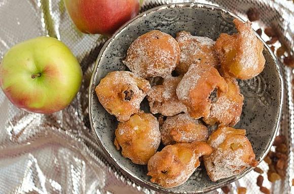 Oliebollen - pączki holenderskie z rodzynkami i jabłkami