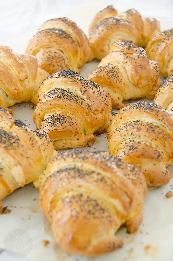 Rogaliki śniadaniowe z drożdży i mąki pszennej