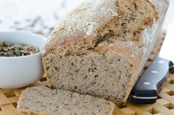 Chleb wiejski na zakwasie żytnim z nasionami słonecznika i siemieniem lnianym