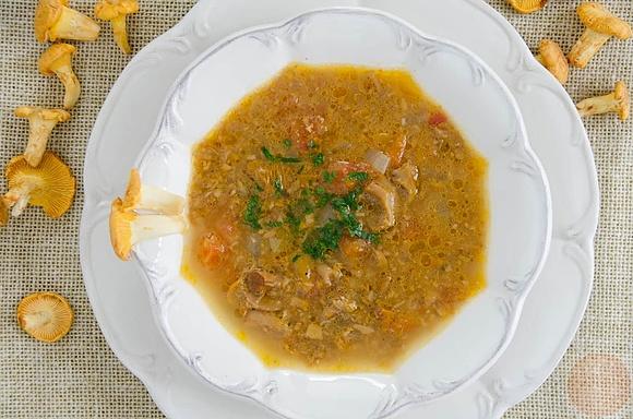 Zupa kurkowa z pomidorami i cebulą