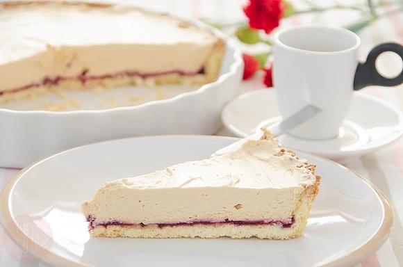 Bezglutenowa tarta z kremem i dżemem czarnej porzeczki