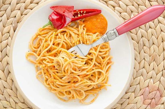Spaghetti z paprykowym pesto