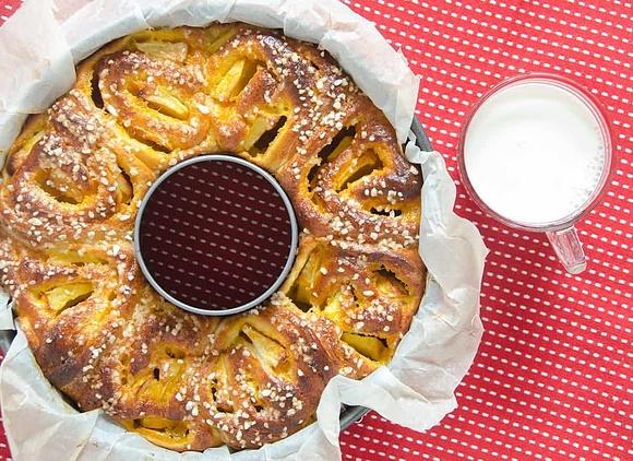 Drożdżowe brioszki z dżemem pomarańczowo-dyniowym i jabłkami