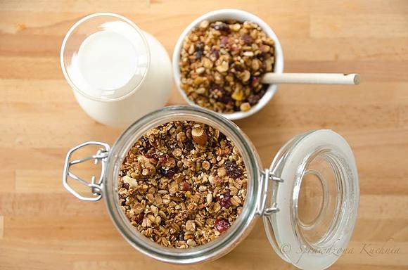 Domowa granola z orzechami, bakaliami i miodem