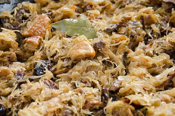 Wegetariańska kapusta zasmażana z suszonymi śliwkami i czerwonym winem