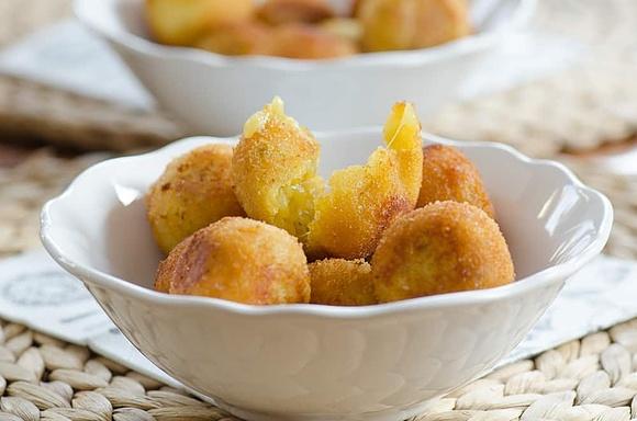 Arancini – włoskie kulinarne kluseczki z risotta i mozzarelli