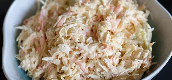 Coleslaw – sałatka z kapusty i marchwi z orzechami włoskimi