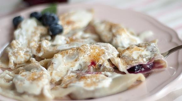 Pierogi z borówkami - słodkie pierogi z nadzieniem z borówek i cynamonu