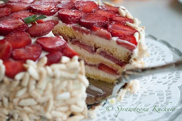 Tort truskawkowy prosty