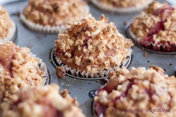 Muffinki z truskawkami i migdałową kruszonką